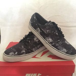 Stefan Janoski “Black and White Floral”